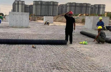 雅星镇土工格栅铺设前地基要怎么处理？